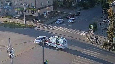 В Копейске автомобиль скорой помощи столкнулся с легковушкой