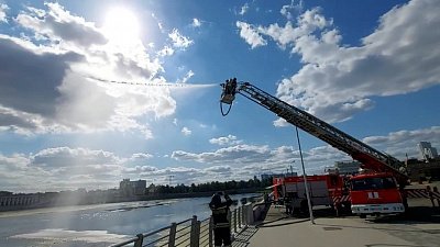 В Челябинске сотрудники МЧС проводят учения на набережной