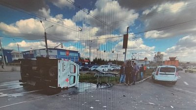 В Магнитогорске во время ДТП опрокинулся автомобиль скорой помощи