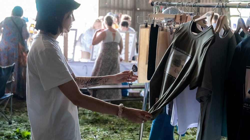 Картины из челябинского музея украсили коллекцию одежды от уральского дизайнера