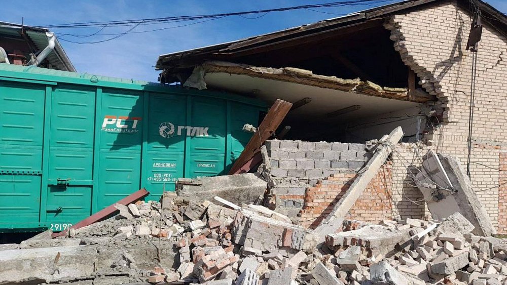 Локомотив въехал в груженые вагоны и здание цеха на станции в Челябинской области