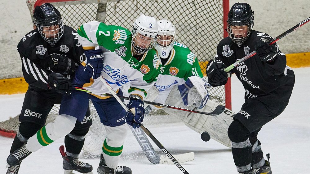 Хоккеистки челябинского клуба «Белые медведицы» сыграли два контрольных матча с «Агиделью»