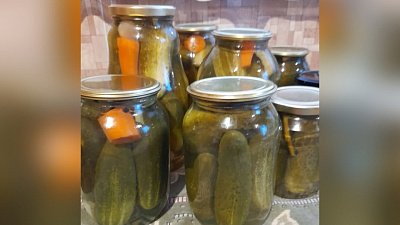 Глава Чесменского района рассказала в соцсетях, как солит огурцы