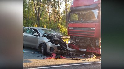 В Челябинской области столкнулись фура и легковая машина