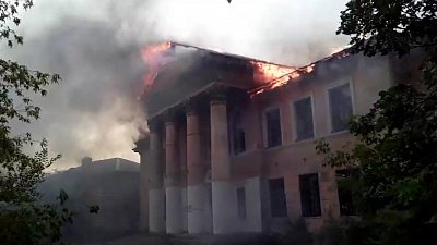 В Троицке вспыхнуло старое здание школы
