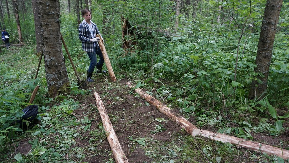 В парке «Зюраткуль» строят тропу для ходьбы босиком