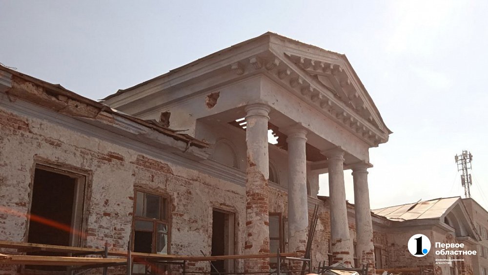 Алексей Текслер осмотрел ход реконструкции госпиталя XIX века в Каслях