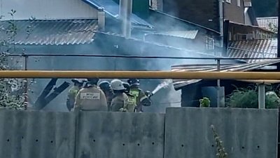 В Златоусте пожар охватил деревянную баню