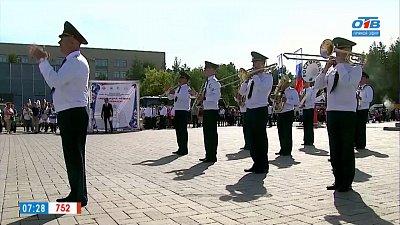 Военные оркестры исполнили гимн России в сюжете «Флешмоб военных оркестров»