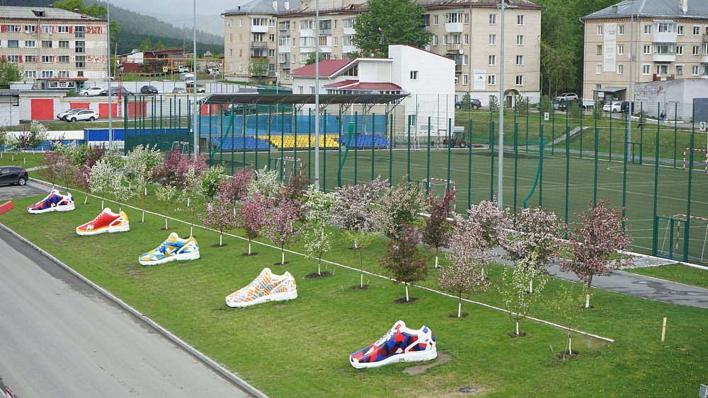 У стадиона в Сатке исчезли гигантские кроссовки