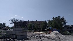 Челябинские строители восстанавливают в Волновахе три детсада, школу и стоматологию