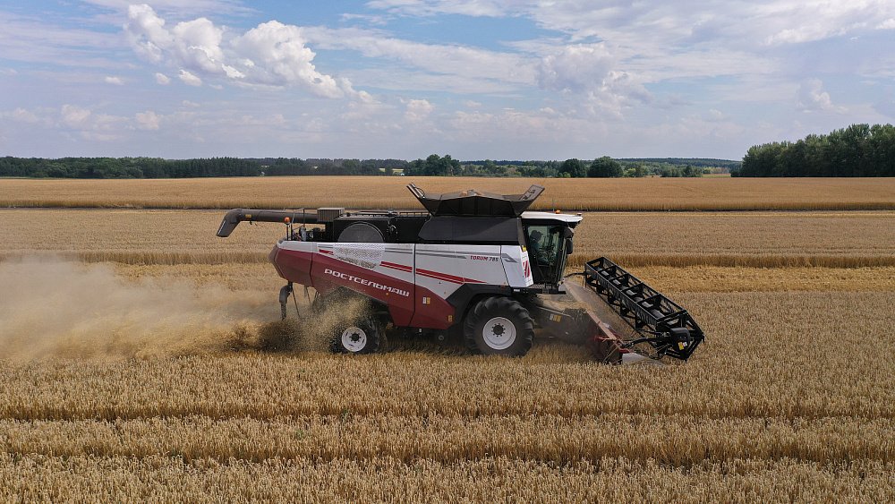Для успешных полевых работ фермеры выбирают зерноуборочные комбайны Ростсельмаш