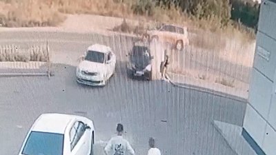 В Магнитогорске легковушка чуть не сбила пешехода