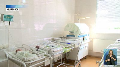 Недоношенным младенцам вяжут игрушки и вещи