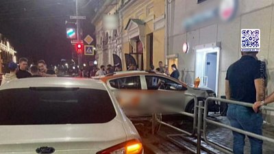 Подросток за рулем каршеринга влетел в магазин