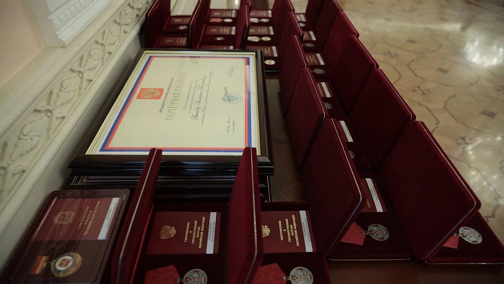 Алексей Текслер вручил награды 34 жителям Челябинской области