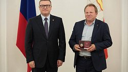 Алексей Текслер вручил награды 34 жителям Челябинской области