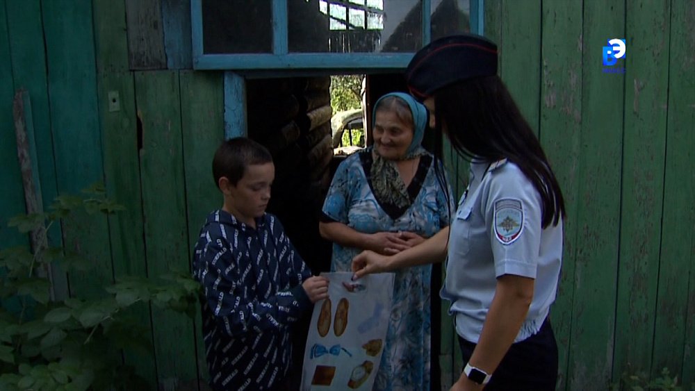 Полицейские помогают детям подготовиться к школе