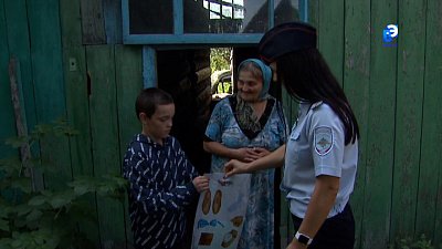 Полицейские помогают детям подготовиться к школе