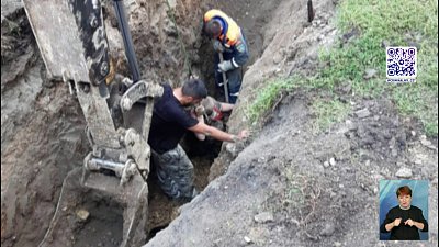 Рабочего засыпало камнями в траншее