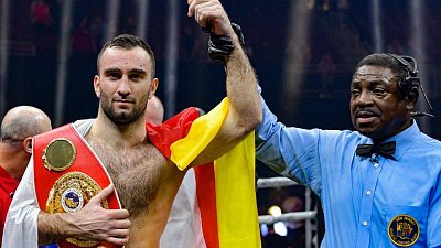 Боксер Мурат Гассиев одержал победу нокаутом в первом раунде над американцем Карлом Уэлчем