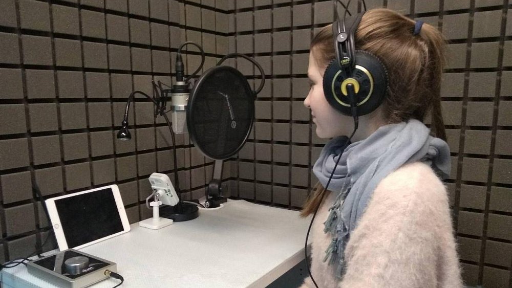 Подросткам из Челябинской области предлагают записать аудиокниги для незрячих детей