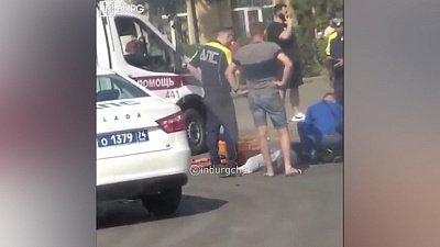 В центре Челябинска мотоциклист врезался в легковой автомобиль