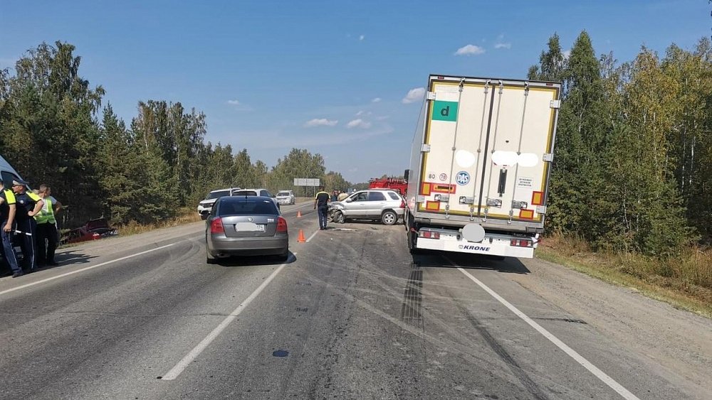 На трассе в Челябинской области водитель на фуре устроил тройное ДТП