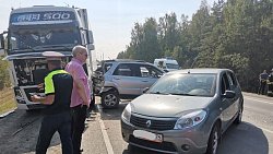 На трассе в Челябинской области водитель на фуре устроил тройное ДТП