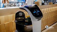Первый робот-официант появился в челябинском ресторане