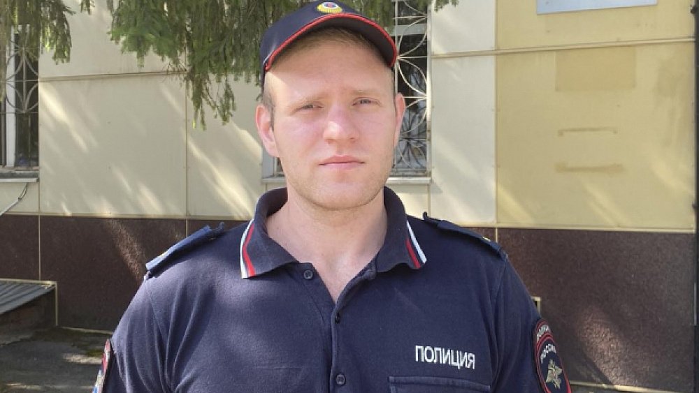 Челябинский полицейский вытащил спящего мужчину из горящей квартиры