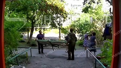 В Челябинске пенсионерки не отдали грузчикам лавочку