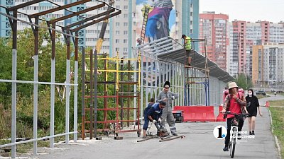 На берегу реки в Челябинске огородили площадку для строительства футбольного манежа