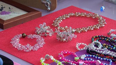 Юная мастерица из Миасса плетёт бисером