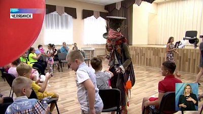 Детям из Донбасса подарили канцнаборы