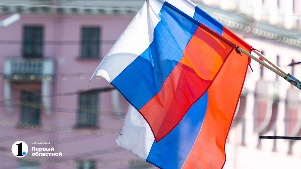 Половина челябинцев поддерживает поднятие флага и исполнение гимна в школах