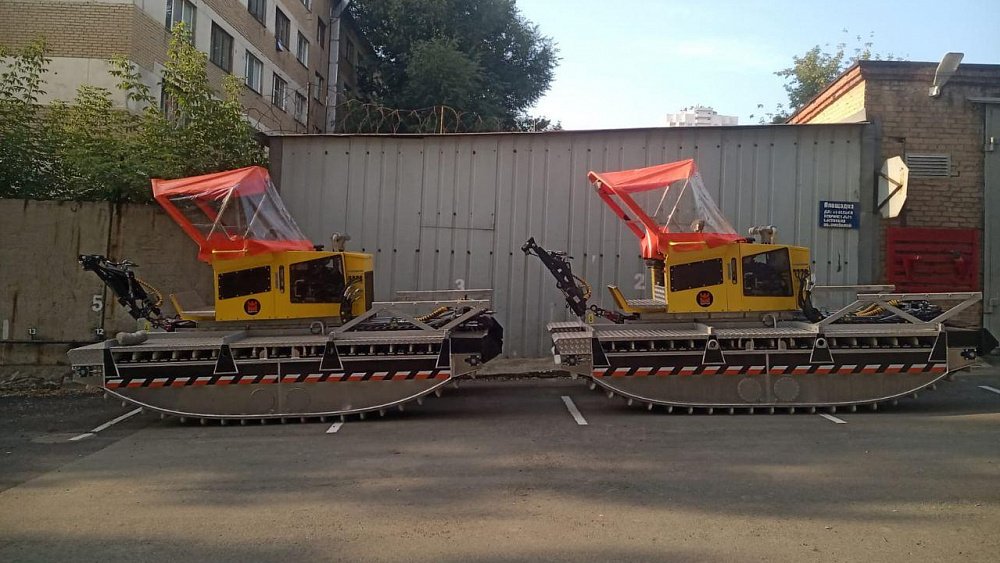 В Челябинске на очистку реки Миасс от тины вышли лодки-амфибии