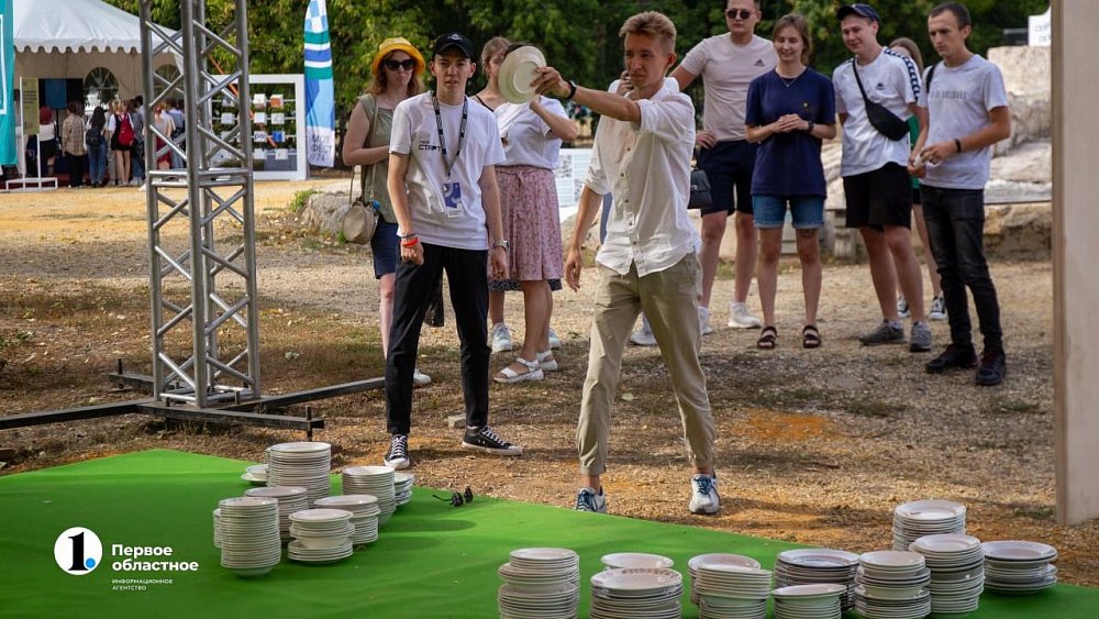 Бой на бабуках и метание тарелок: в Челябинске прошел «Молфест‑2022»