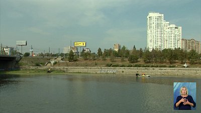 Реку очищают новой техникой