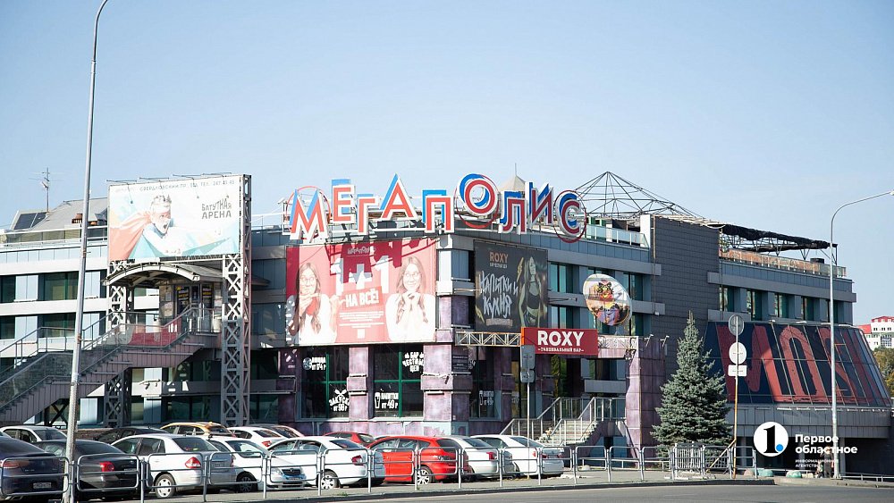 Парковку у развлекательного комплекса «Мегаполис» в Челябинске сделали платной