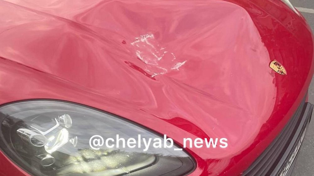 В Челябинске подростки кидали с крыши камни и разбили Porsche