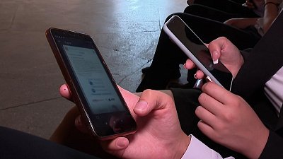 Российские школьники не могут пользоваться смартфонами на уроках