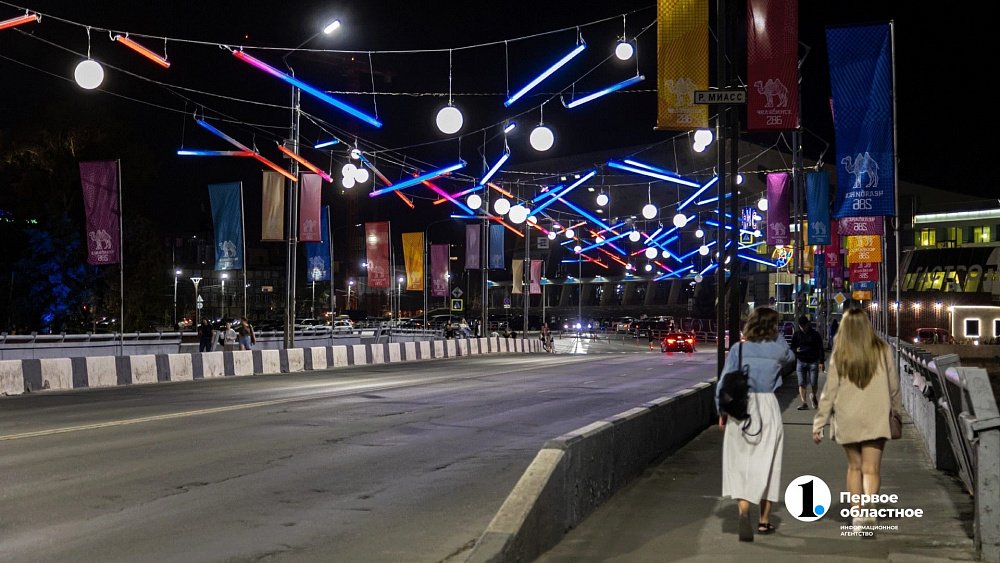 В Челябинске включили праздничную иллюминацию на мостах