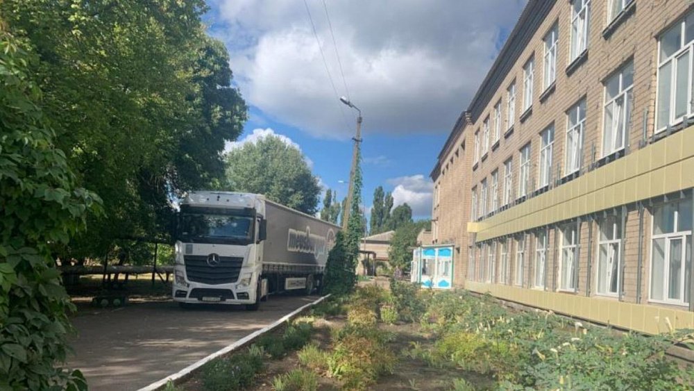 В Ясиноватую из Челябинска доставили мебель для школы и стройматериалы для детского сада