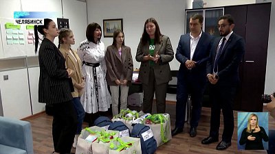 Дети-сироты получили сумки выпускника