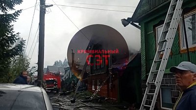 В Златоусте пожар охватил жилые частные дома