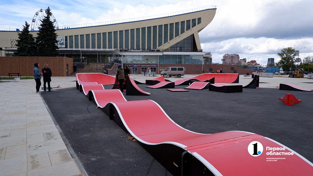 В сквер у «Юности» в Челябинске привезли памп‑трек для экстремалов