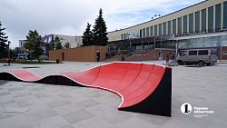 В сквер у «Юности» в Челябинске привезли памп‑трек для экстремалов