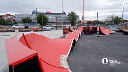 В сквер у «Юности» в Челябинске привезли памп‑трек для экстремалов