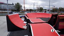 В сквер у «Юности» в Челябинске привезли памп‑трек для экстремалов